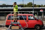 aflastning. Hjemmeværnet har som manden her, der holder øje med trafikken i Rødby, hjulpet politiet ved grænsen siden juni. Alligevel går mange betjentes tid med grænsekontrol. 