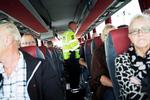 Legitimation. I langt de fleste tilfælde tjekker politiet almindelige rejsende ved grænserne – her en svensk turistbus i Rødby Havn. 