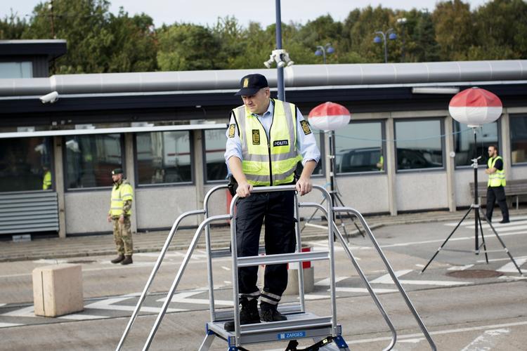 Grænsen. Politiet tjekker klart flest almindelige rejsende. 
