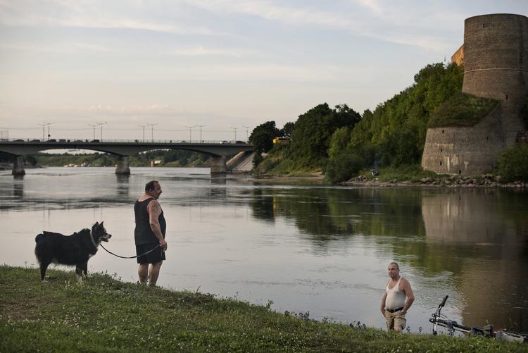 Floden Narva skiller den estiske by med samme navn fra Ivangorod på den russiske side. 