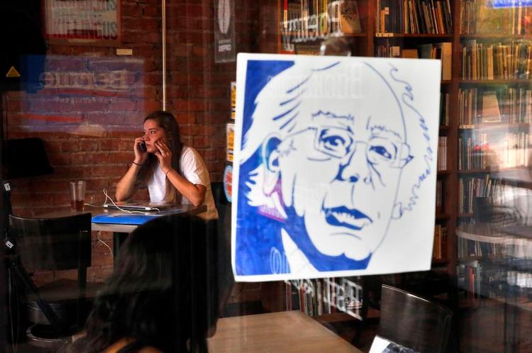 hvad nu? Bernie Sanders’ valgplakat hænger stadig på vinduet i cafeen og boghandlen Innisfree Poetry Bookstore &amp; Cafe i Boulder, Colorado. Mange af Sanders’ unge støtter er stadig utilfredse med det etablerede system, og mange af dem hælder til at støtte en uafhængig kandidat. Foto: Brennan Linsley/AP 