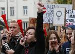 SORT MANDAG. Stålbøjler, et symbol på sundhedsfarlige ilegale aborter, blev vist frem under prosterne mod stramning af abortlovgivningen. 