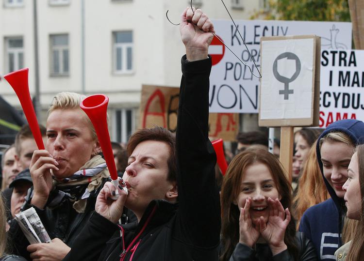 SORT MANDAG. Stålbøjler, et symbol på sundhedsfarlige ilegale aborter, blev vist frem under prosterne mod stramning af abortlovgivningen. 