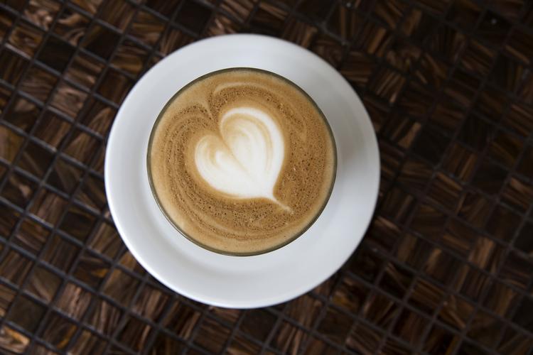 Koffeinkick. Danmark er en af de mest kaffedrikkende nationer i verden, og måske skyldes det store forbrug, at det får hverdagslykken til at stige. For koffeinen går direkte ind og stimulerer hjernens belønningscenter. 