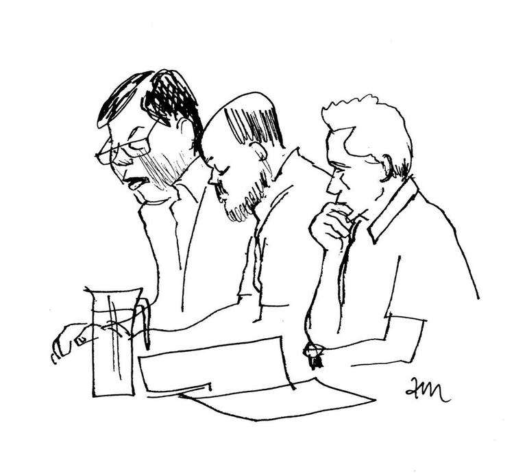 Lækage. Specialanklager Morten Frederiksen (tv.) afhørte mandag sikkerhedsrådgiver Morten Jensen fra Nets. Tegning: Anne-Marie Steen Petersen 