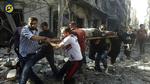 SAMMENBRUD. Mindst 400 civile er dræbt i Aleppo siden våbenhvilen brød sammen for to uger siden. Her bæres et af ofrene for regeringsstyrkernes luftangreb væk. Billedet er bragt tilbage af de Hvide Hjelme, en syrisk civilforsvarsgruppe. 