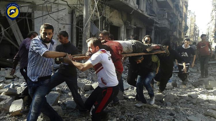 SAMMENBRUD. Mindst 400 civile er dræbt i Aleppo siden våbenhvilen brød sammen for to uger siden. Her bæres et af ofrene for regeringsstyrkernes luftangreb væk. Billedet er bragt tilbage af de Hvide Hjelme, en syrisk civilforsvarsgruppe. 