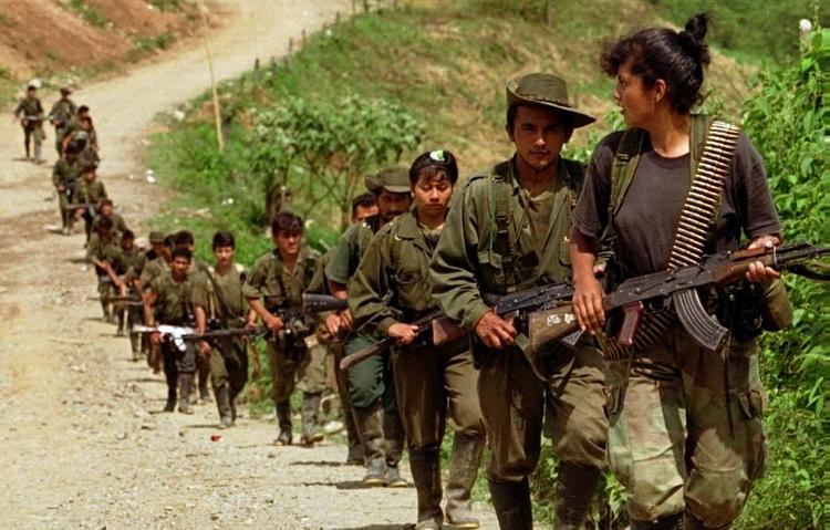 I KRIG. Mange colombianere har svært ved at tilgive Farc for en lang historie med blodsydgydelser. Billedet af de vildelige, revolutionære guerillafolk hænger ved og var med til at udløse et nej til fredsaftalen med Farc. Ricardo Mazalan/AP (Arkivfoto) 