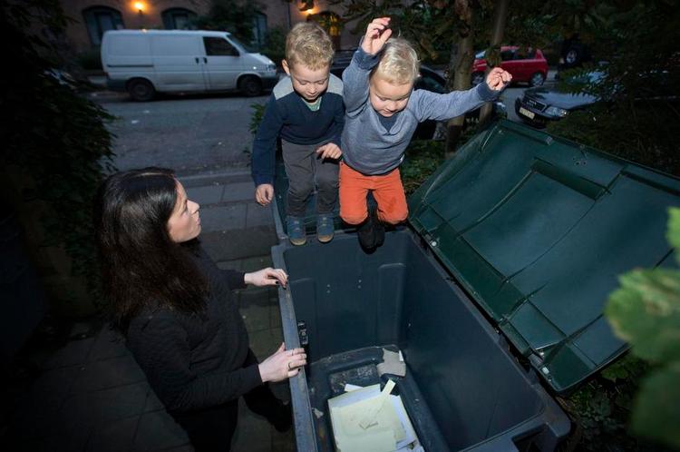 Genbrugsleg. Tilde Plambech prøver at gøre affaldssorteringen til en leg sammen med sønnerne Carl og Osvald, som her hopper ned og får papaffaldet til genbrug til at fylde mindre i containeren. 