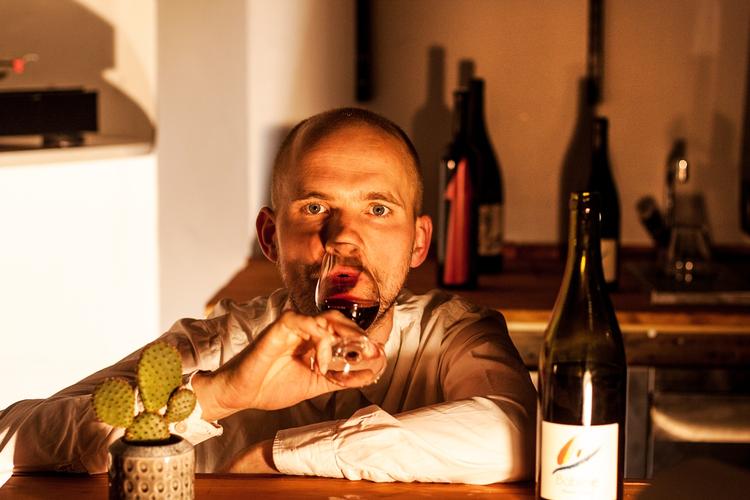 EJER. Thomas Spelling er uddannet både kok og sommellier. På fredag åbner han sit eget sted. 