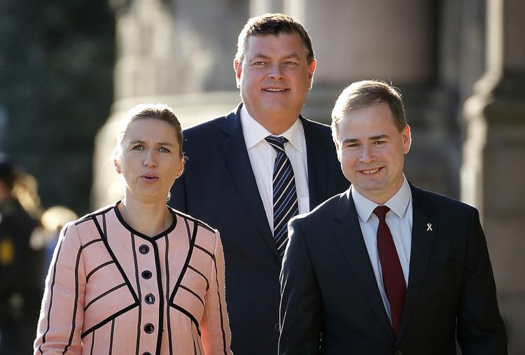 ÅBNING. Socialdemokraternes formand på vej til gudstjeneste inden Folketingets åbning. 