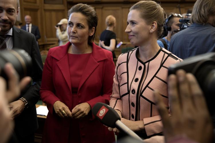 Gode veninder? Pia Olesen Dyhr og Mette Frederiksen sammen ved Folketingets åbning i 2016. Nu lægger SF-formanden pres på Mette Frederiksen om at vælge side. 