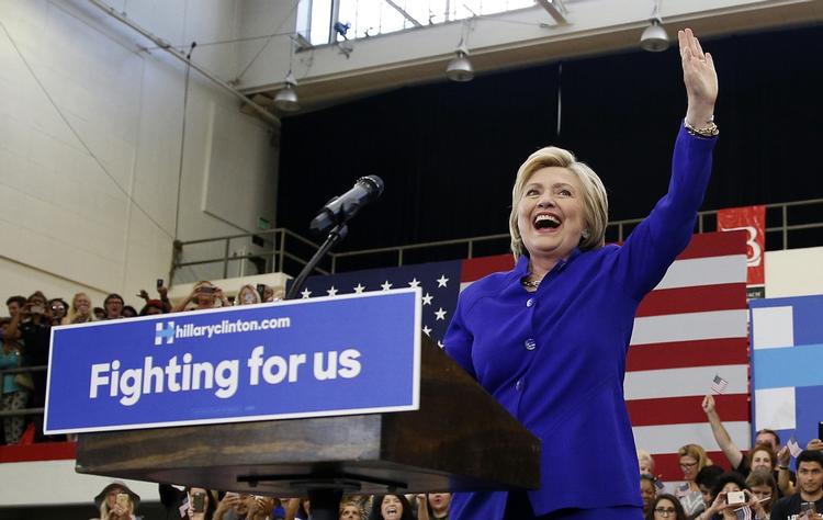 Clinton. Ifølge New York Times er der ikke mindre end 1.024 forskellige delstatskombinationer til sejr, af hvilke 693 af dem fører til en sejr for Clinton. 