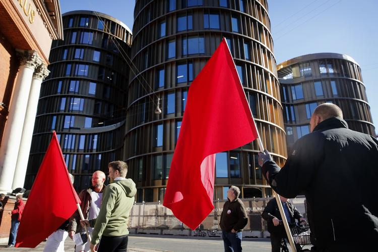 Strejke. I to uger har tømrere og snedkere nedlagt arbejdet på byggeriet af Axel Towers i København. 