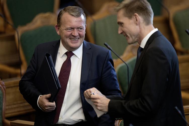 Arbejdsklar. Statsminister Lars Løkke Rasmussen (V) og DF-formand Kristian Thulesen Dahl er sikret fast arbejde i den folketingssamling, der blev indledt i dag. Andre danskere står uden for arbejdsmarkedet og bliver presset voldsomt af en hovedløs politik, mener SF-formand Pia Olsen Dyhr. 