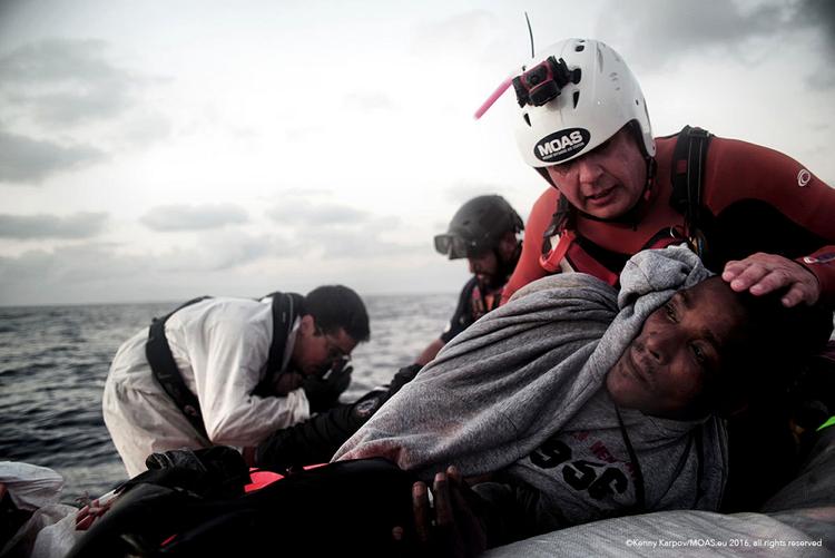Reddet. Den maltesiske ngo MOAS deltog i aktionerne mandag og tirsdag, hvor over 6.000 bådflygtninge blev reddet op af vandet ud for Libyens kyst inden for et døgn. 