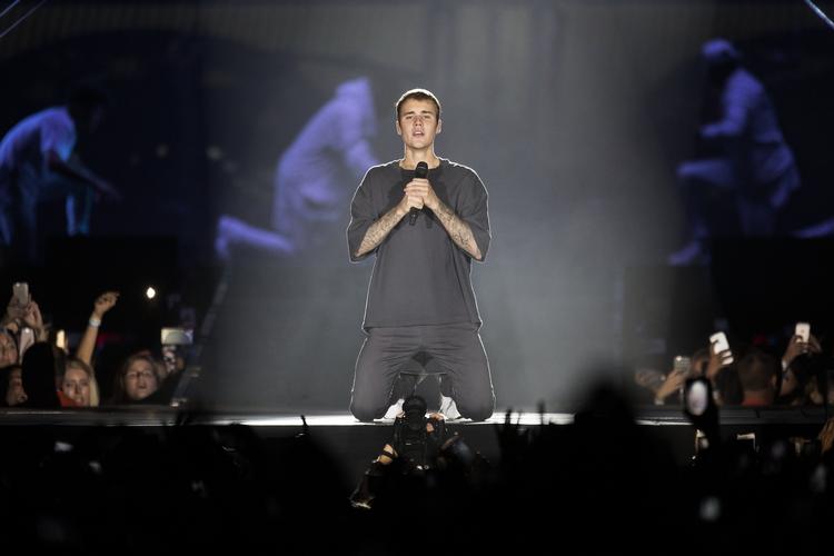 Anmeldelser. Det canadiske teenageidol Justin Bieber giver koncert i Parken. Men var det de rigtige anmeldere, der var til stede? 