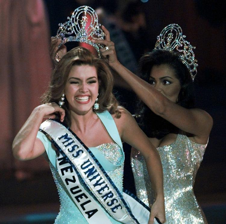 SMIL. En eksalteret Alicia Machado blev kåret som Miss Universe i 1996 ved et tv-show i Las Vegas. 