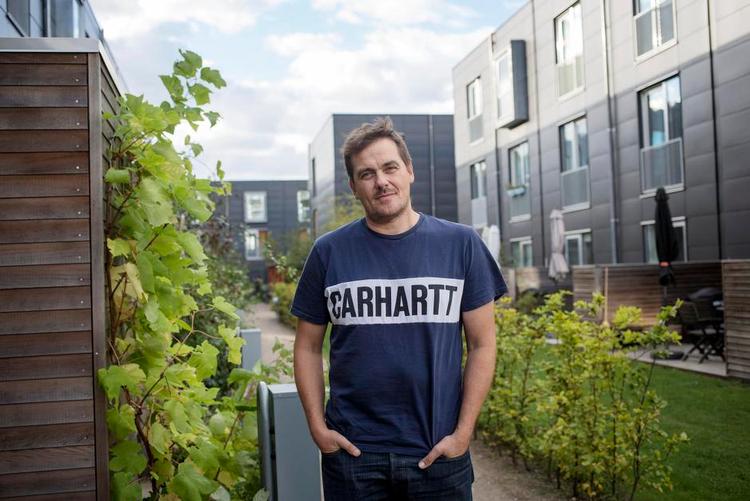 Ventetid. Det er to år siden, at en gruppe beboere klagede til Skat over de pludselige ejendomsvurderinger på Margretheholm, hvor nogle beboere betaler tre gange så meget grundskyld som andre, selvom deres huse er ens. Anders Bruun var en af dem, som trak en nitte i boligskattelotteriet. 