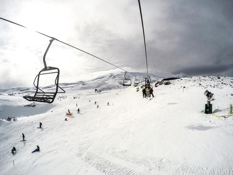 Tilgængelig. Vulkanen har et væld af pister og god sne, og så tiltaler det både lokale og turister, at stedet er let tilgængeligt. 