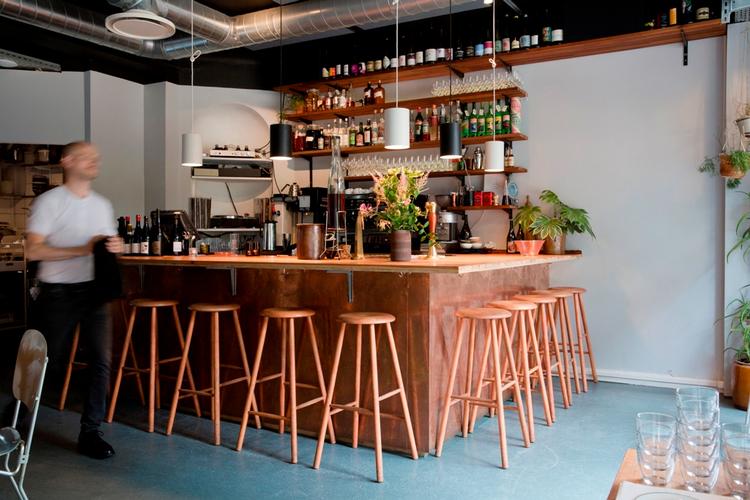 Torsdagsbar. På torsdag kan du købe fire glas vin til 100 kroner på hip Nørrebrogade-bar. 