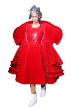 Oversize. En kreation af franske Comme Des Garcons under modeugen i Paris. 