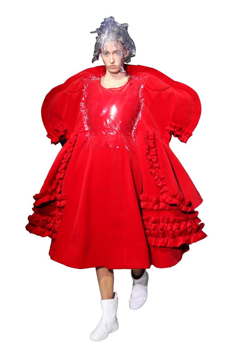 Oversize. En kreation af franske Comme Des Garcons under modeugen i Paris. 