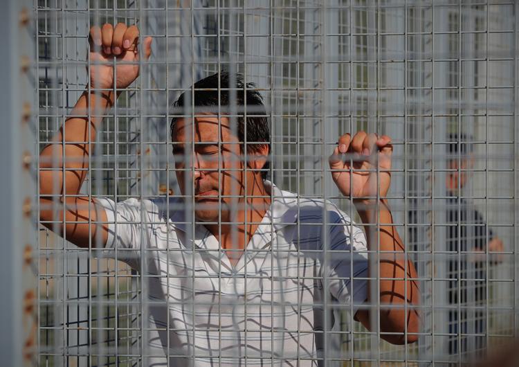 Retur? EU ønsker hurtigere og mere effektiv hjemsendelse af afviste afghanske asylsøgere. Her ses en afghansk migrant ved det hegn, Ungarn har opført langs grænsen til Serbien. Op mod 200.000 afghanere søgte sidste år om asyl i Europa. 