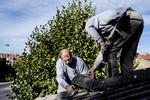 Seniorjob. Ole Estland (siddende) skal arbejde, til han er 67,5 år, hvis regeringens 2025-plan bliver til noget. Foto: Maud Lervik 