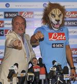 PJAT. Her laver Aurelio de Laurentiis (tv.) numre i selskab med Napoli-spilleren Gökhan Inler ved et pressemøde. 