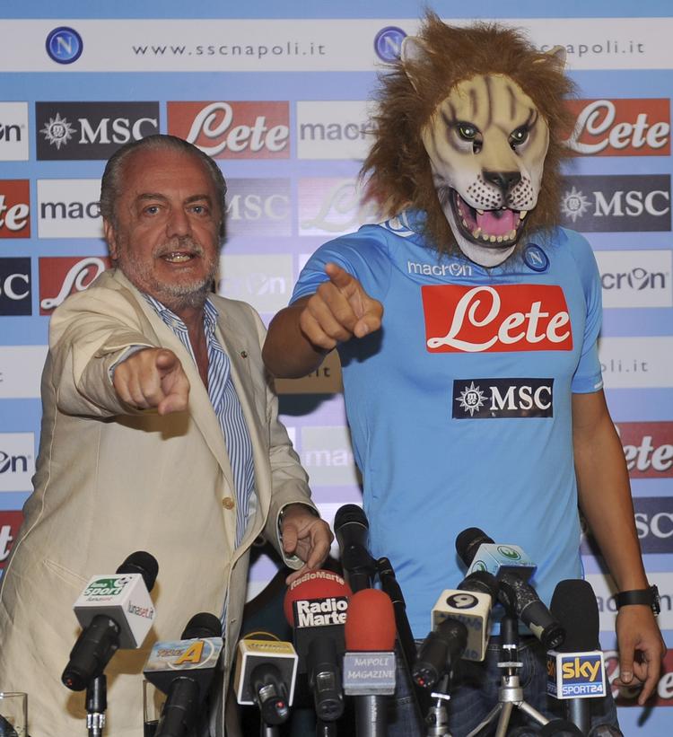 PJAT. Her laver Aurelio de Laurentiis (tv.) numre i selskab med Napoli-spilleren Gökhan Inler ved et pressemøde. 