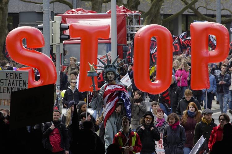 velkommen. Tyskere har tidligere demonstreret mod handelsaftalen TTIP. Billedet er fra april, hvor demonstranter i Hannover tager imod den amerikanske præsidetn, Barack Obama, som var på besøg. 