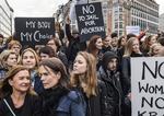 Protester. Mandag gik omkring 100.000 polakker på gaderne overalt i landet for at vise deres utilfredshed med lovforslaget. 