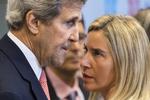 Donorer. EU, USA og en lang række andre lande har i dag lovet at fortsætte verdenssamfundets støtte til Afghanistan med omkring 25 mia. kr. om året i perioden 2017-2020. Her ses den amrikanske udenrigsminister, John Kerry, i samtale med EU's udenrigschef, Federica Mogherini, under den internationale donorkonference i Bruxelles. 