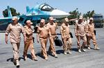 inspektion. Ruslands forsvarsminister Sergej Sjojgu (nummer tre fra venste) var i sommers på inspektion på landets base i Syrien. 