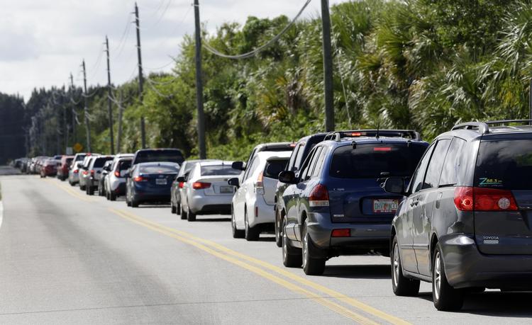 Evakuering. Flere steder i Florida er der lange bilkøer med folk, der prøver at komme væk. 