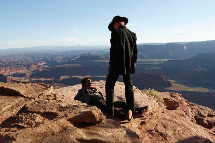 Hævn. Ed Harris - med ryggen til - er sortklædt hævner i klassisk hesteopera-stil i Westworld. 