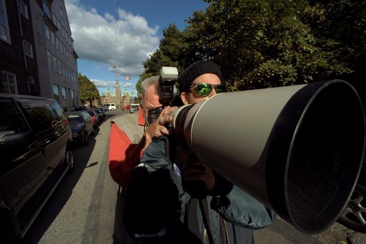 Paparazzi. Medierne skal sandsynligvis være mere påpasselige i fremtiden, hvis de ikke vil straffes for at krænke privatlivets fred. 
