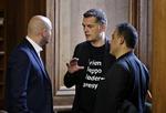 SMIDT UD. Venstres Jan E. Jørgensen (midten) var en af fire folketingspolitikere, der torsdag blev smidt ud af salen af formand Pia Kjærsgaard (DF), fordi han bar en tshirt til støtte for ofrene i Syrien. 