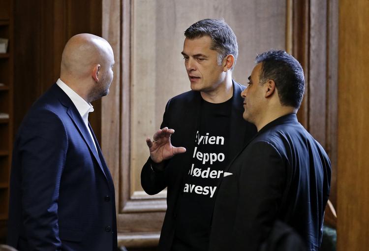 SMIDT UD. Venstres Jan E. Jørgensen (midten) var en af fire folketingspolitikere, der torsdag blev smidt ud af salen af formand Pia Kjærsgaard (DF), fordi han bar en tshirt til støtte for ofrene i Syrien. 