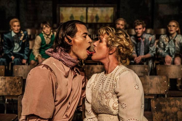 Blodskam. Peter Christoffersens Ødipus udveksler hede tungekys med Tammi Østs Jokaste, men bag dem vælder hele familietragediens syndflod frem. 