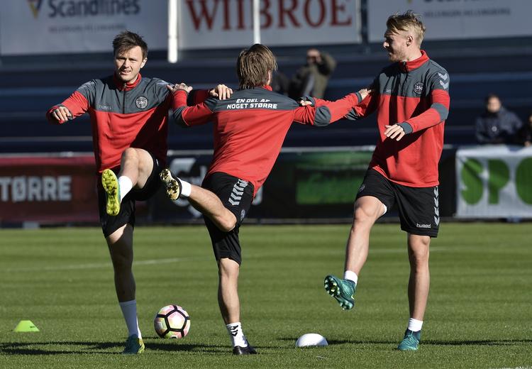 TRÆNING. William Kvist i aktivitet sammen med Lasse Schøne og Simon Kjær. Snart bliver det mere alvorligt, når der spilles om point i Polen. 