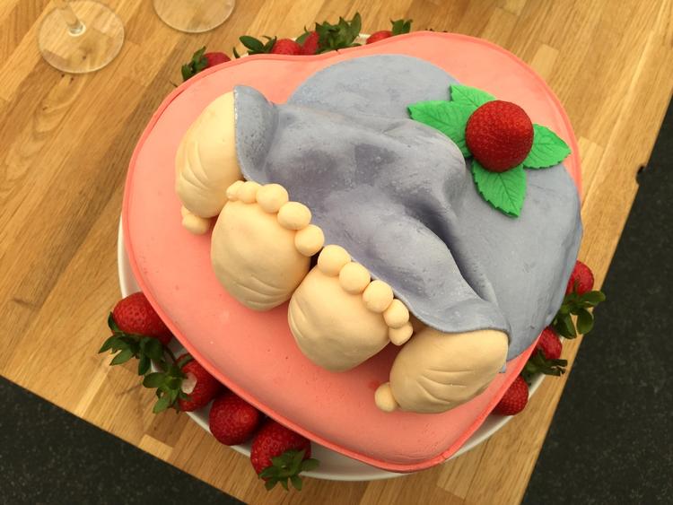 Mandehørm. 'Den store bagedyst'-deltageren Gunnar røg ud af bagekonkurrencen på grund af denne kage, som dommerne ikke mente oste af mandehørm og polterabend. Siden er DR blevet bestormet af seere, der mener, at dommernes dom var krænkende. 