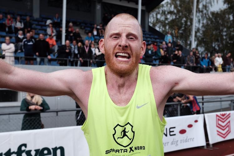 42,195. Maraton er kongedistancen i løb. Det så sådan her ud, da nogle af de hurtigste løbere kom i mål under de danske mesterskaber sidste weekend. Her er det Bamse. 