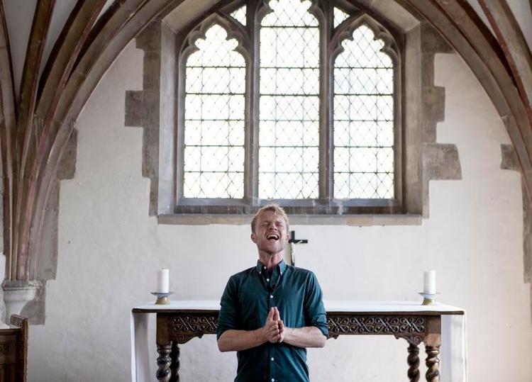 Kirkesang. Laus Høybye spiller en af hovedrollerne i musicalen og synger her en sang fra forestillingen for Ken Follett. 