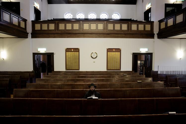 I 2015 var der dobbelt så mange antisemitiske episoder i Malmø som i København. Rabbiner   Shneur Kesselman er her fotograferet i synagogen i Malmø. 