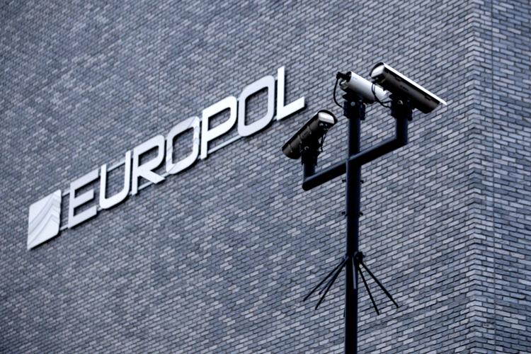 Politisamarbejde. Fra 1. maj 2017 står Danmark til at ryge ud af det europæiske politisamarbejde, Europol, hvis hovedkvarter ligger i Haag. 