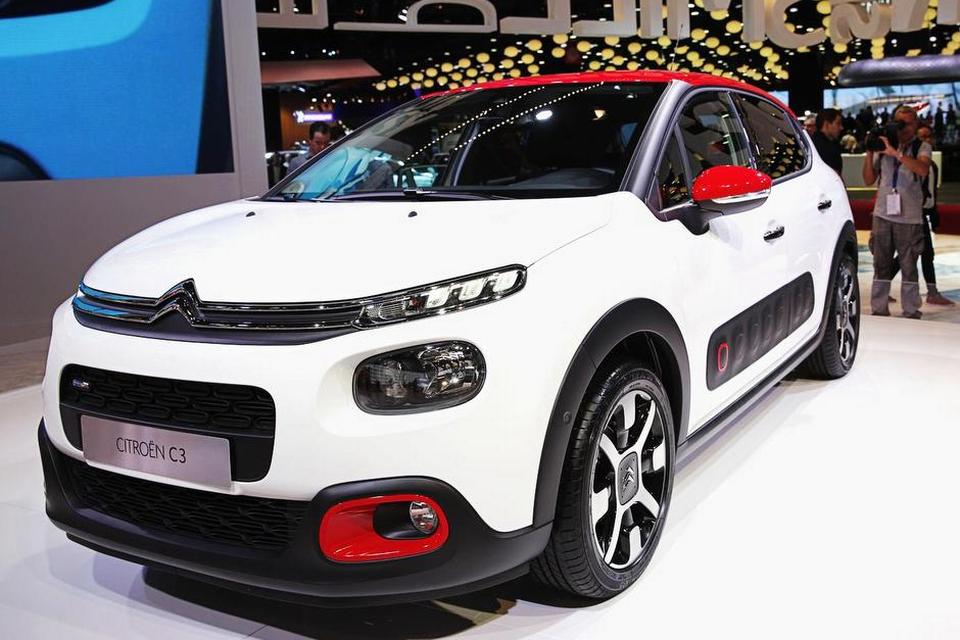 NYSKABELSE. Den nye Citroën C3 har lånt nogle iøjnefaldende detaljer fra den større Citroën C4 Cactus. Det gælder lygtedesignet og de såkaldte 'airbumps' på siden. Dem kan man sparke på, uden at det giver skader på karrosseriet. 