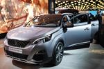 RÅ. Peugeot 5008 anlægger en ny stil. Nu har den tydelige præg af at være en højbenet crossover. 