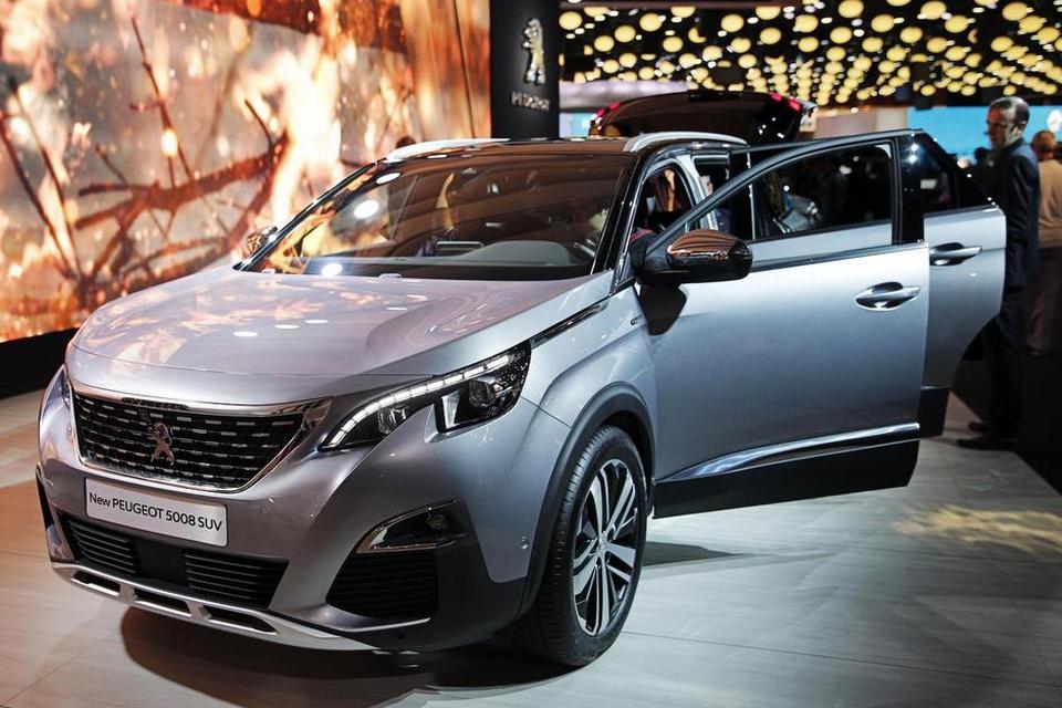 RÅ. Peugeot 5008 anlægger en ny stil. Nu har den tydelige præg af at være en højbenet crossover. 